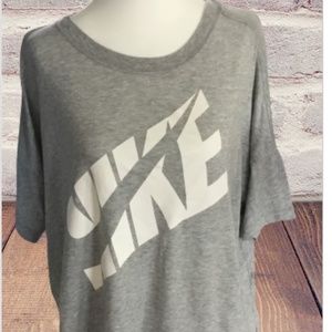 Women’s Gray Nike T-Shirt Medium